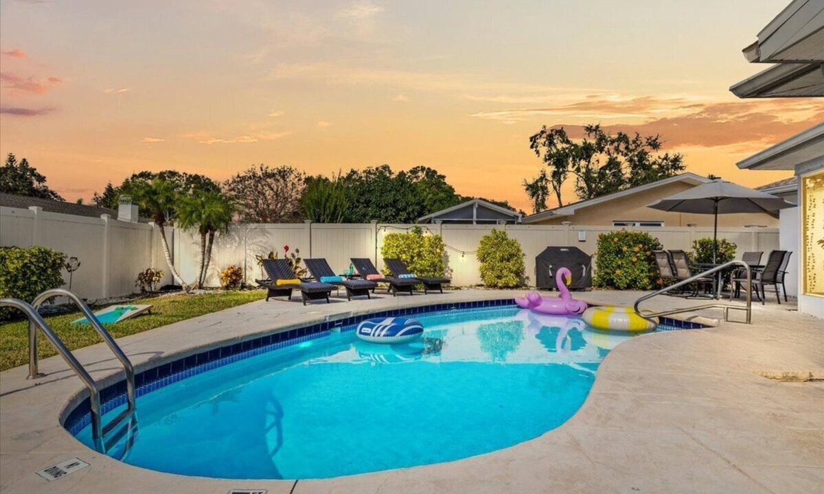 Largo House | Heated Pool Gulf Coast Retreat 8 Mins to Beaches