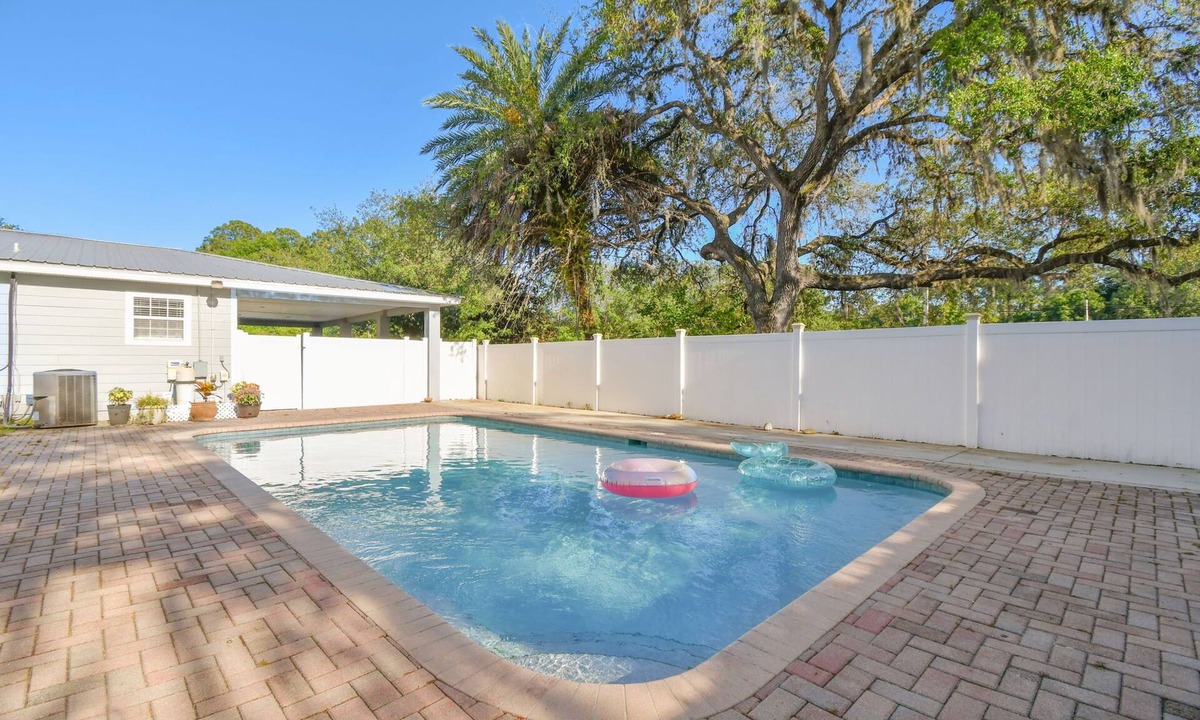 St. Augustine House | Heated pool huge yard mins to beach/DT, small celebrations PAC MAN, pets ok