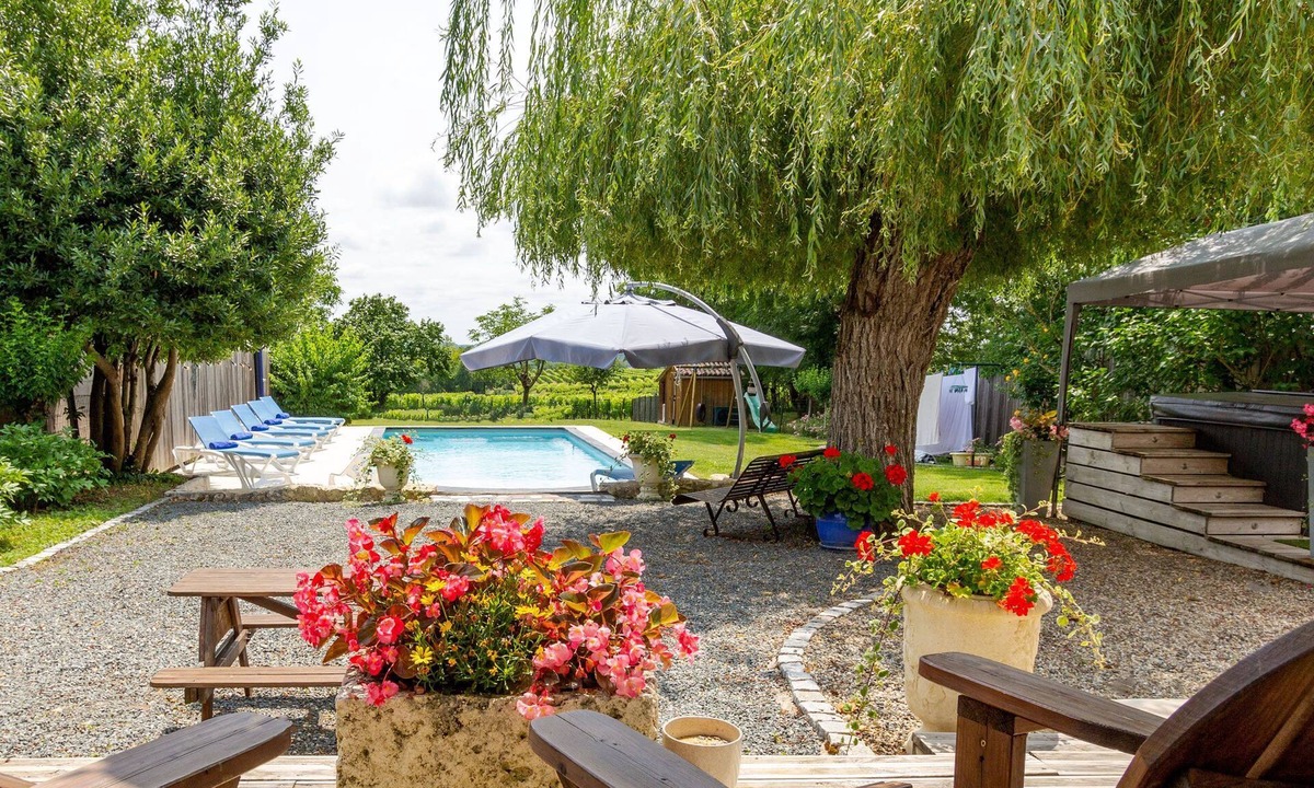 Monbazillac Villa | Heated pool, jacuzzi, vineyard views. Walk to restaurant, market, wine tasting.