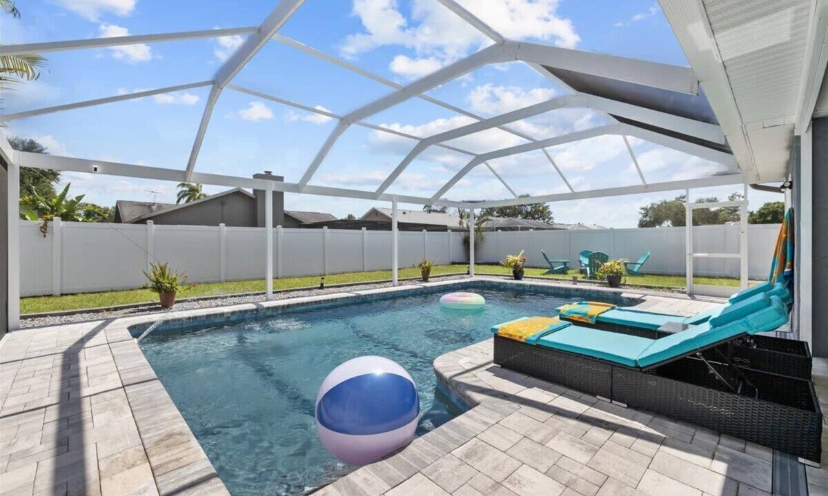 Largo House | Heated Pool Oasis | Screened Lanai + TV | Fire Pit