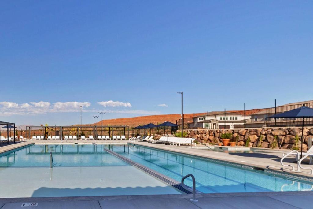 Washington House | Heated Pool & Pickleball - Spacious & Immaculate Home