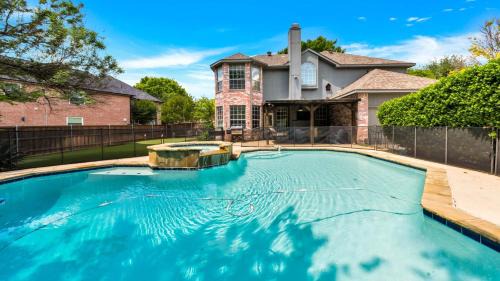 McKinney House | Heated Pool PoolTable HotTub Sleeps 16 Renovated