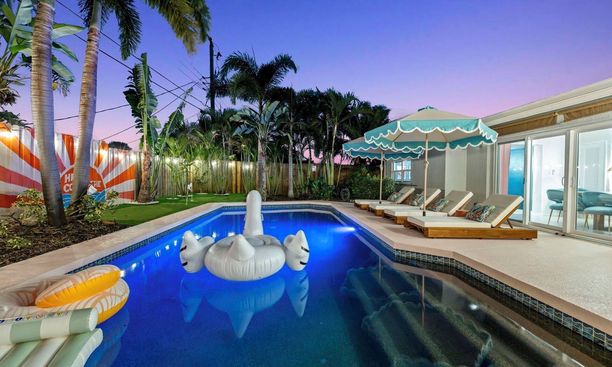 Bayshore Gardens House | Heated Pool PuttPutt Arcade Near IMG/AMI/SRQ