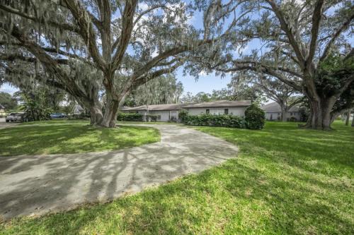 Bradenton House | Heated Pool Sleeps32 Pickle/Basketball Theater