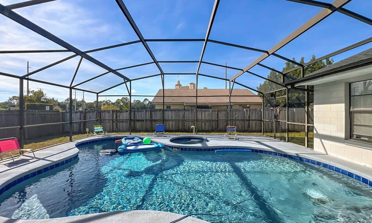 Orlando House | Heated Pool & Spa | King Suite| 13 Min to Disney