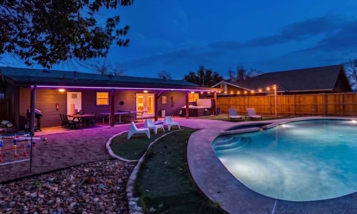 Highland House | Heated Pool/Spa/MiniGolf/Cornhole/Downtown/Domain