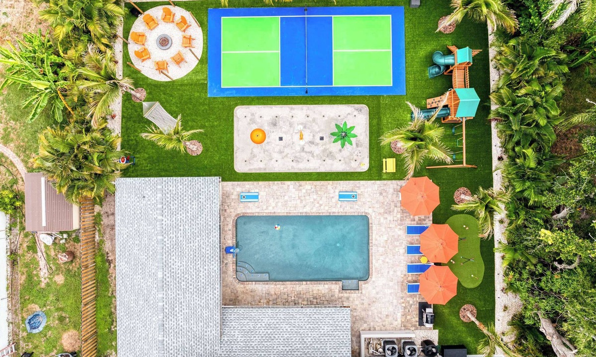 Palma Sola House | Heated Pool, Splash Pad & Pickleball — 18 Guests