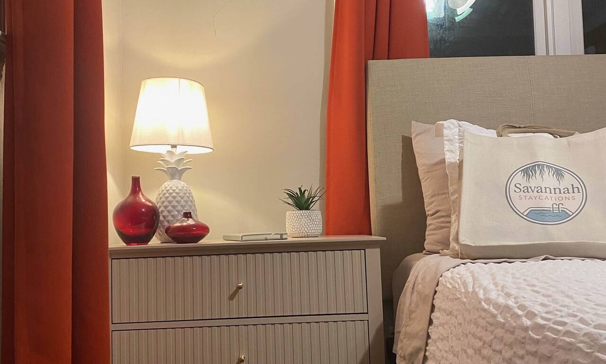 Dixon Park Apartment | HEATED SWIM SPA Unit D - The Hourglass Inn