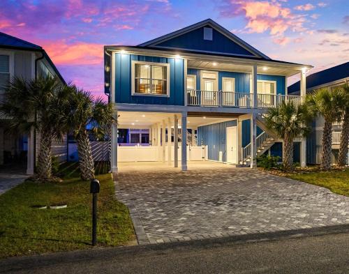 North Myrtle Beach House | HeatedPoolOasis, 2MinWalk2Beach, BeachGear, Golf
