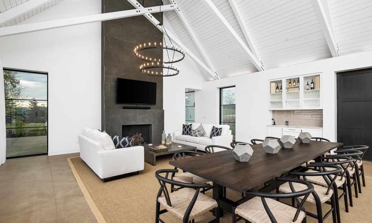 Yamhill House | Heavenly Vineyard Experience, Phenomenal Views, Pool & Hot tub, Indoor/Outdoor Living on 80 Acres