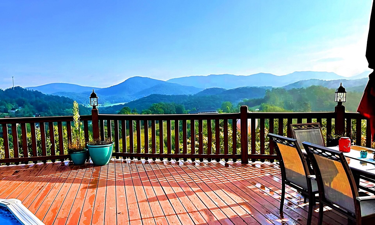 Sevierville Cabin | Heaven’s Kiss ~ Heated Pool ~ Sauna ~ Theater ~ GameRoom ~ FirePit ~ Pvt Mtn Top