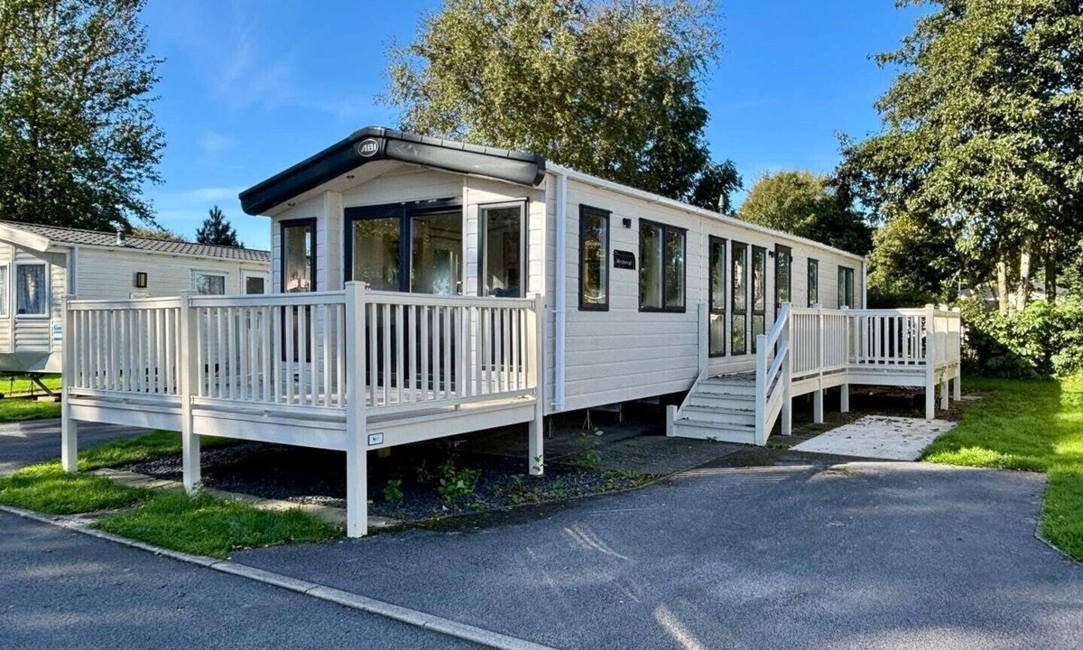 Flookburgh Cottage | HEDGEROW LODGE, family friendly, with a garden in Grange-Over-Sands