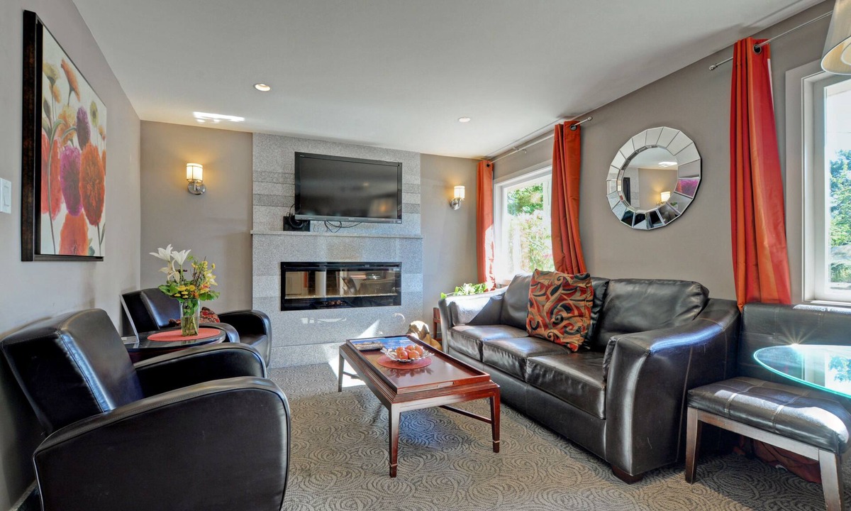 James Bay Hotel | Helms Inn