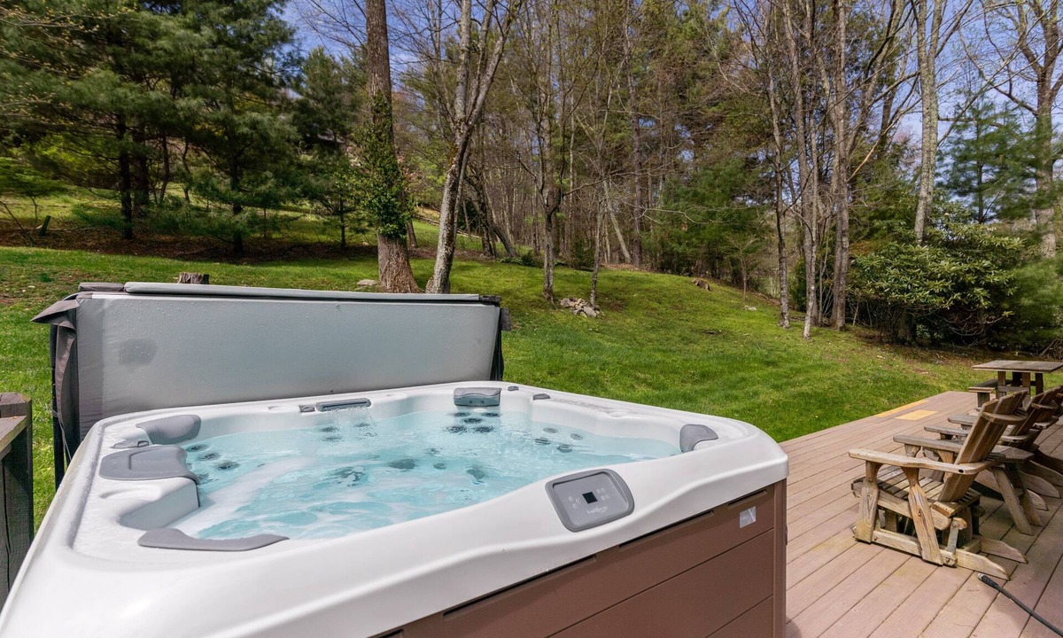 Boone Cabin | Hemlock Hideaway - Between Boone and Blowing Rock, Fire pit, Hot Tub, Tranquil Community