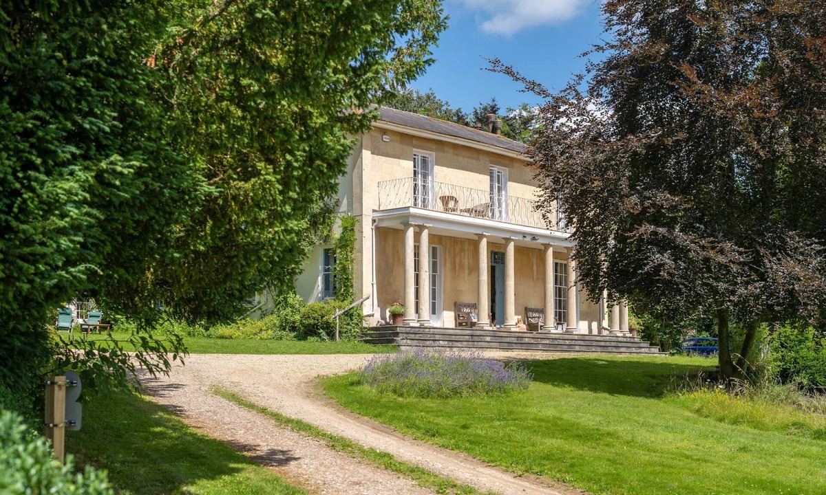 Shrewton House | Henge Estate: Sleeps 24 max | Manor House | Hot Tub | Garden