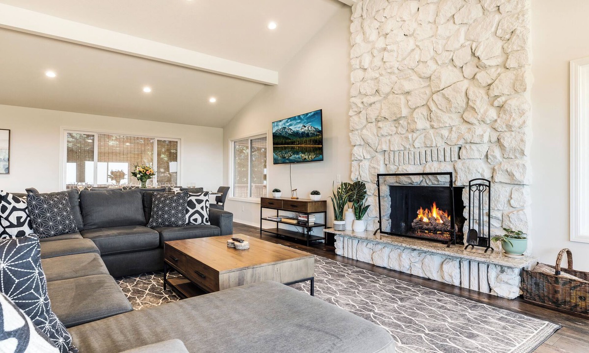 Dundee House | Henry's Hideout Spacious Vineyard View Estate