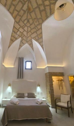 Brindisi Histotic Center Apartment | Heritage Double Suite - Sleep under authentic star-vaulted ceilings