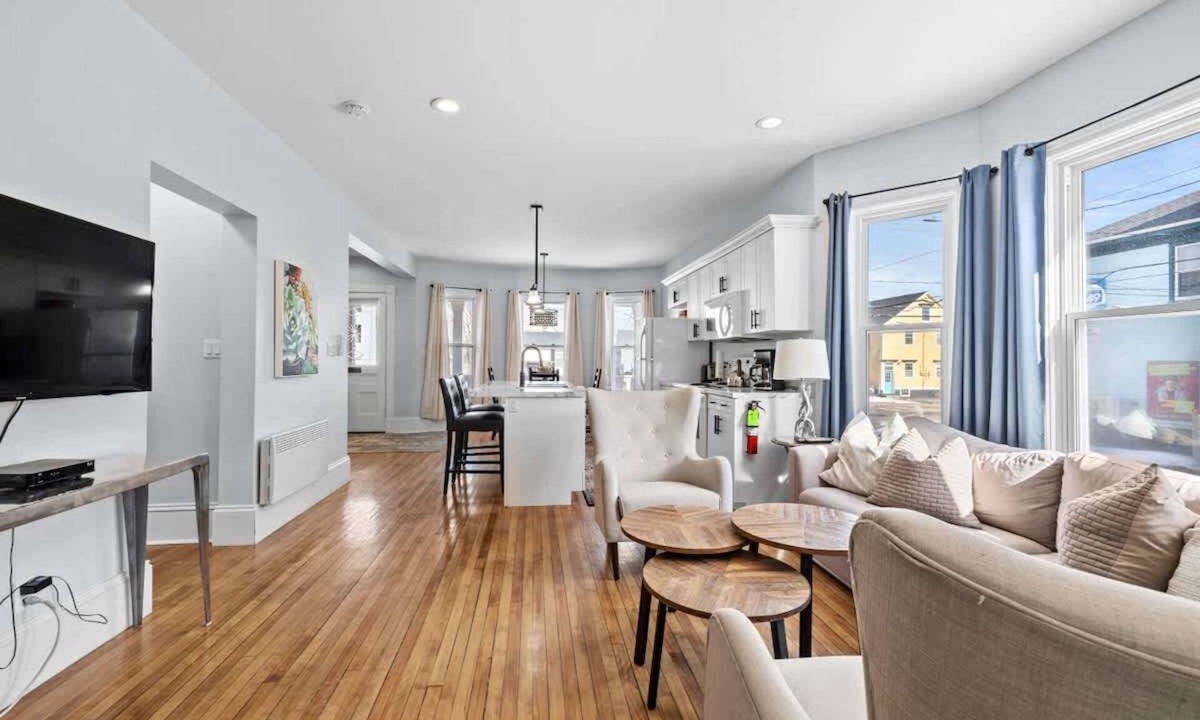 Queens Square Apartment | Heritage Harbour 2 Bed 2 Bath Close to Waterfront