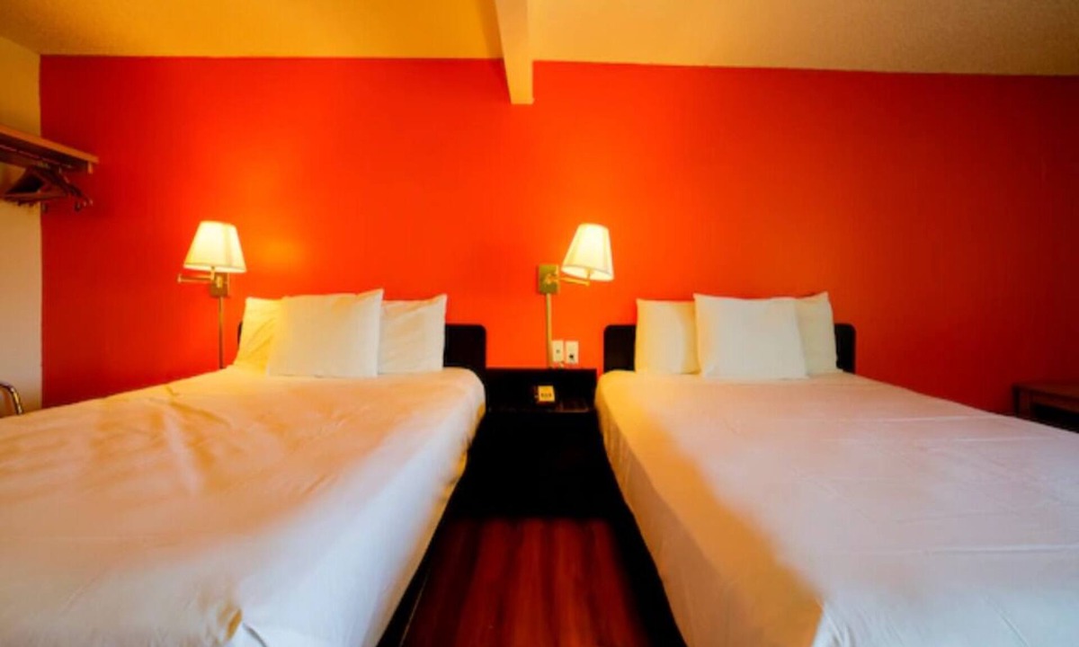 Hermiston Hotel | Hermiston Room for Families & Pros — Near Shops, Easy Free Onsite Parking Nearby