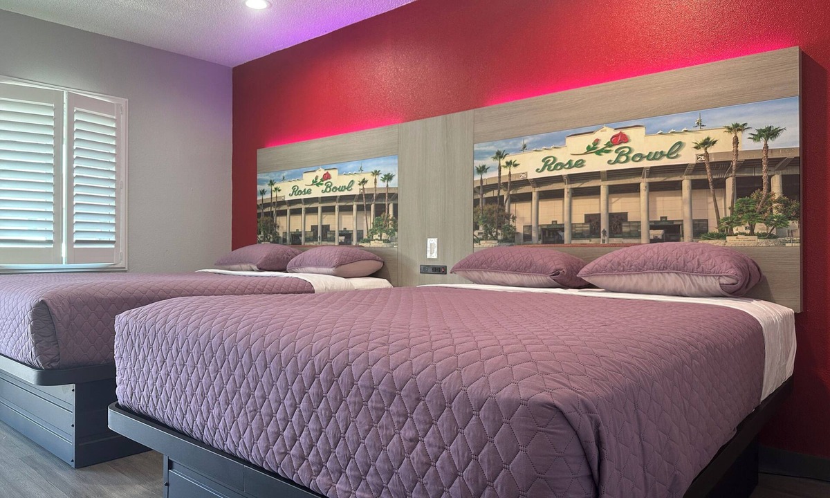 East Pasadena Hotel | Hi-Way Host Motel