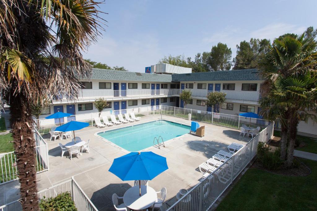 Davis Hotel | Hi - Wheel Flats