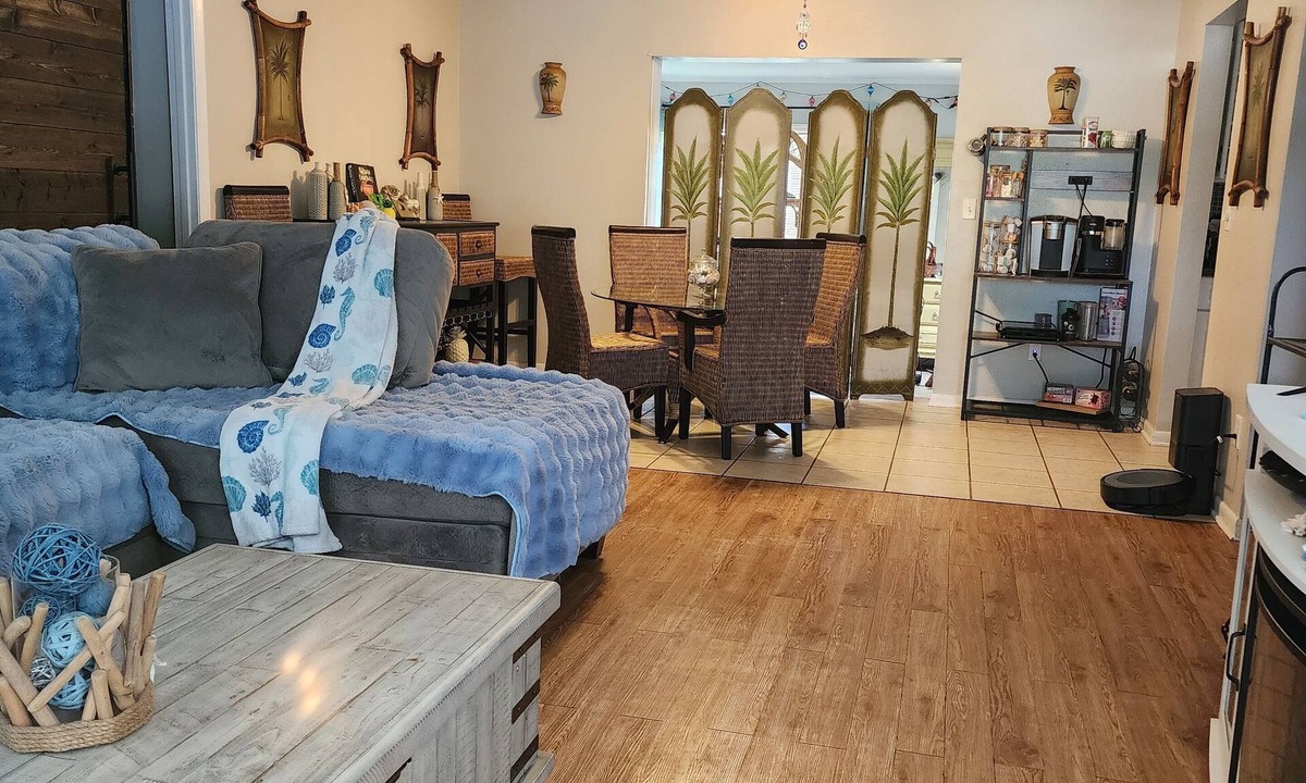 Berkeley Manor House | Hibiscus Hideaway Cozy home, Pet Friendly, Pool, Hot Tub, Kayaks & Bikes