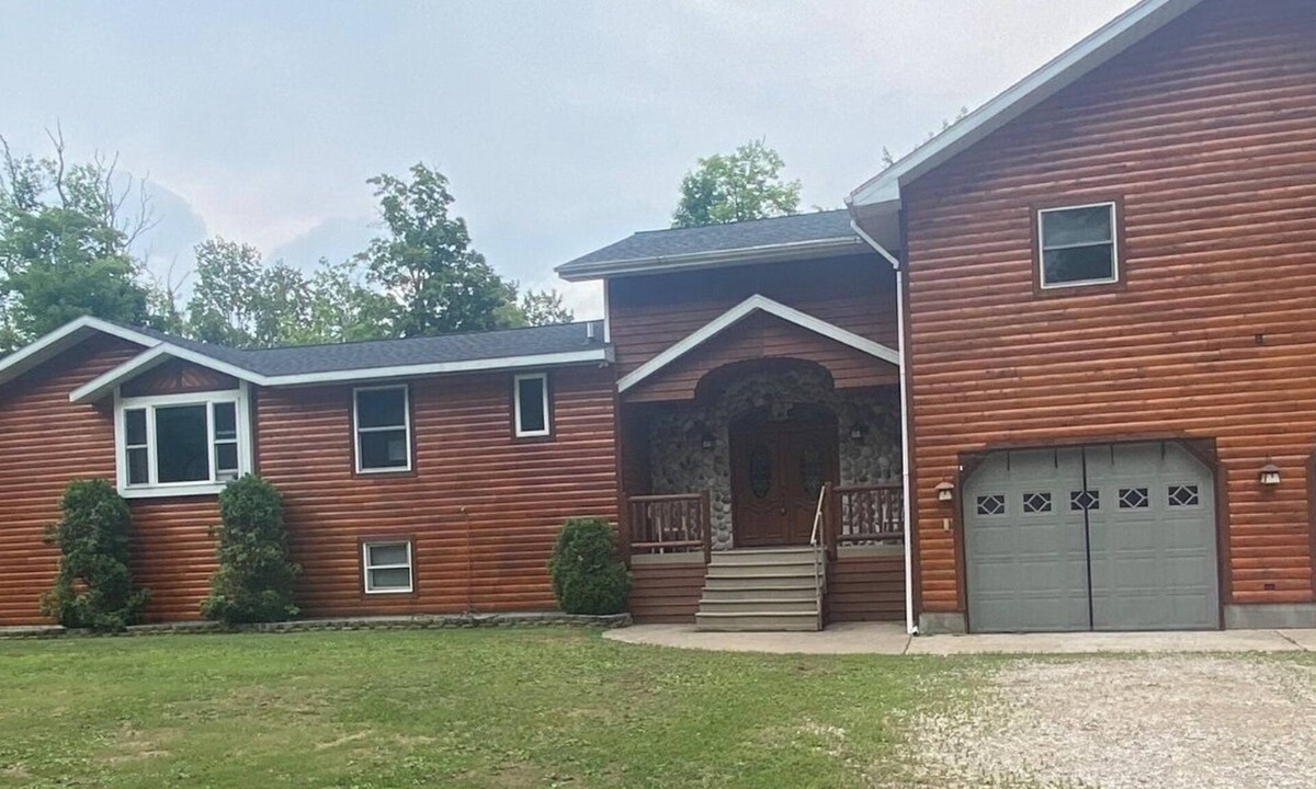 Shingleton House | Hickey Creek Retreat Secluded Log Home - 7 miles from Pictured Rocks Lake shore