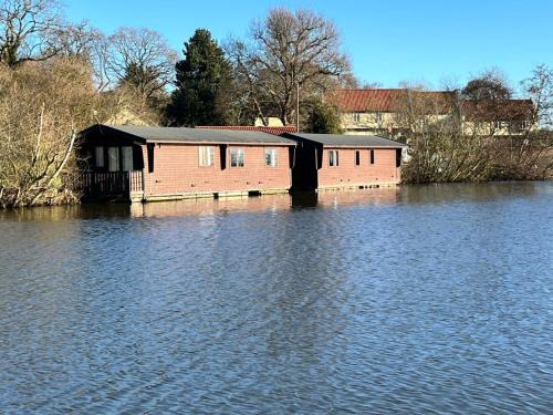 Smallburgh Boat Rental | Hickling Broads Lodge Houseboat Max 4