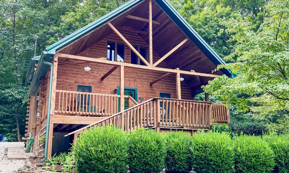 Eckerty Cabin | Hidden Acorn Cabin: Book your mid-week stay ASAP!
