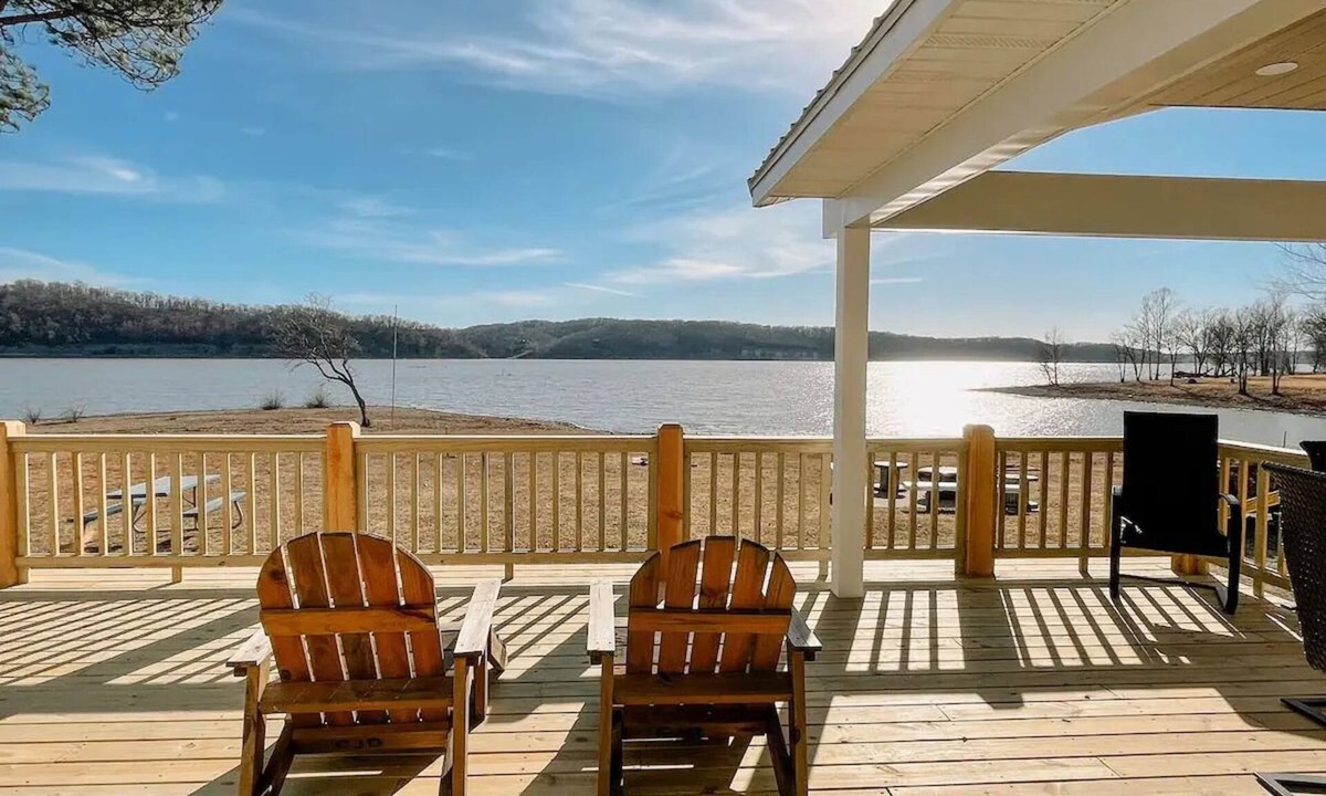 Fairland House | Hidden Cove Lakefront Home - 5 bedrooms on 1/2 Mile of Private Shoreline
