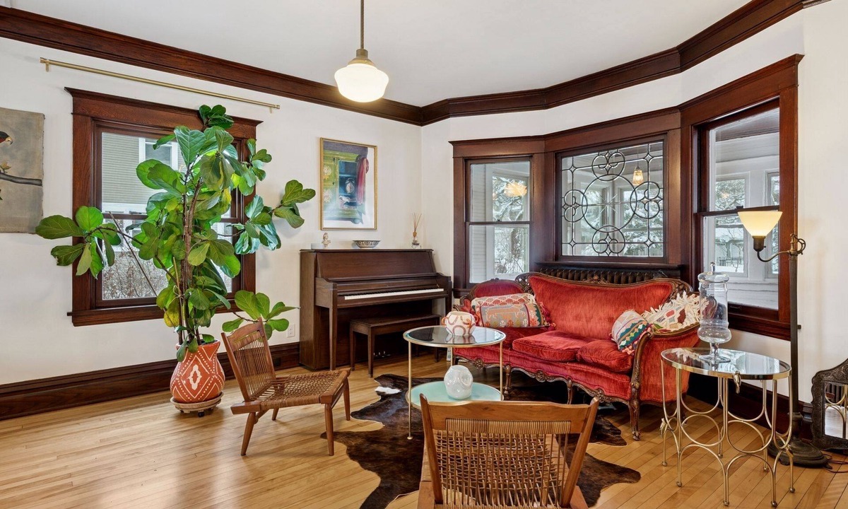 Southwest Minneapolis House | Hidden Gem 5 bedroom by the Lake – Newly Renovated Lynnhurst Escape