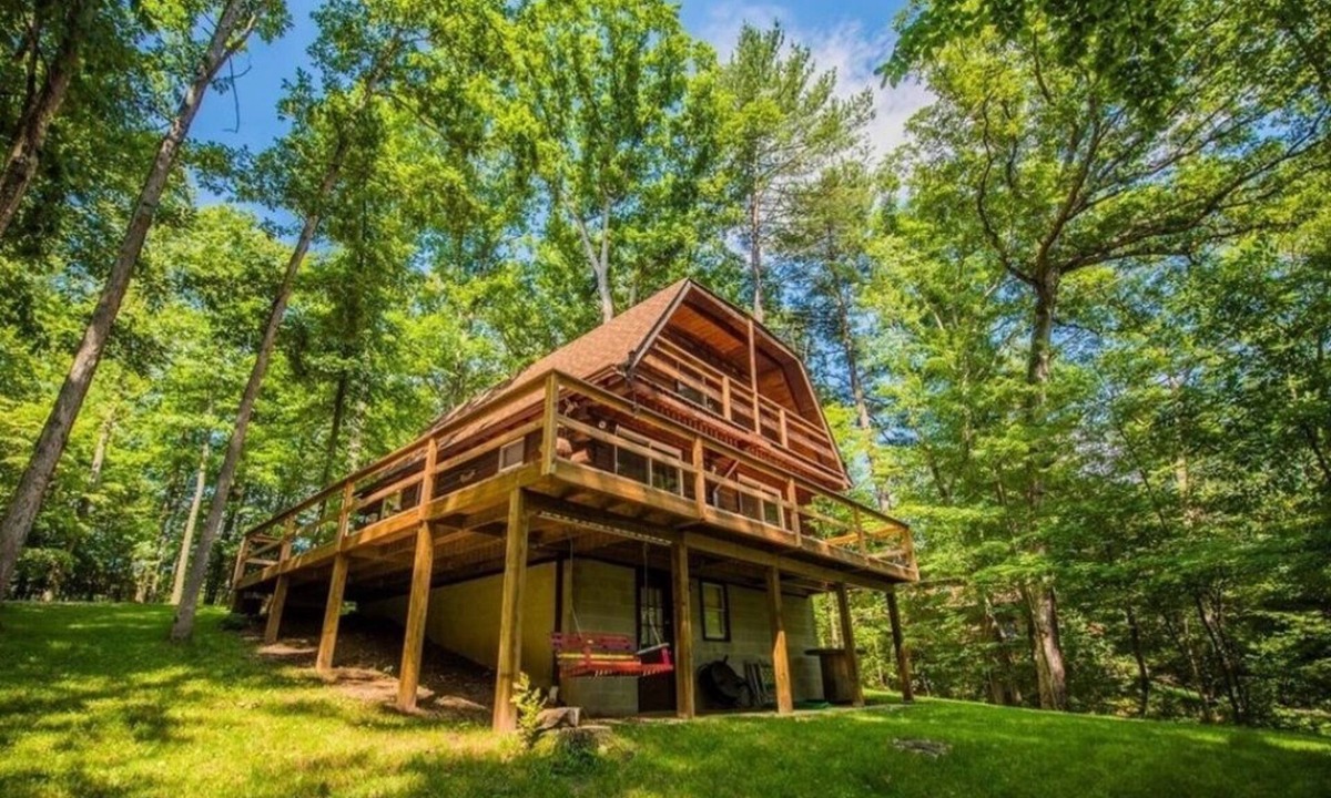 Berkeley Springs Cabin | Hidden Gem in the woods with hot tub