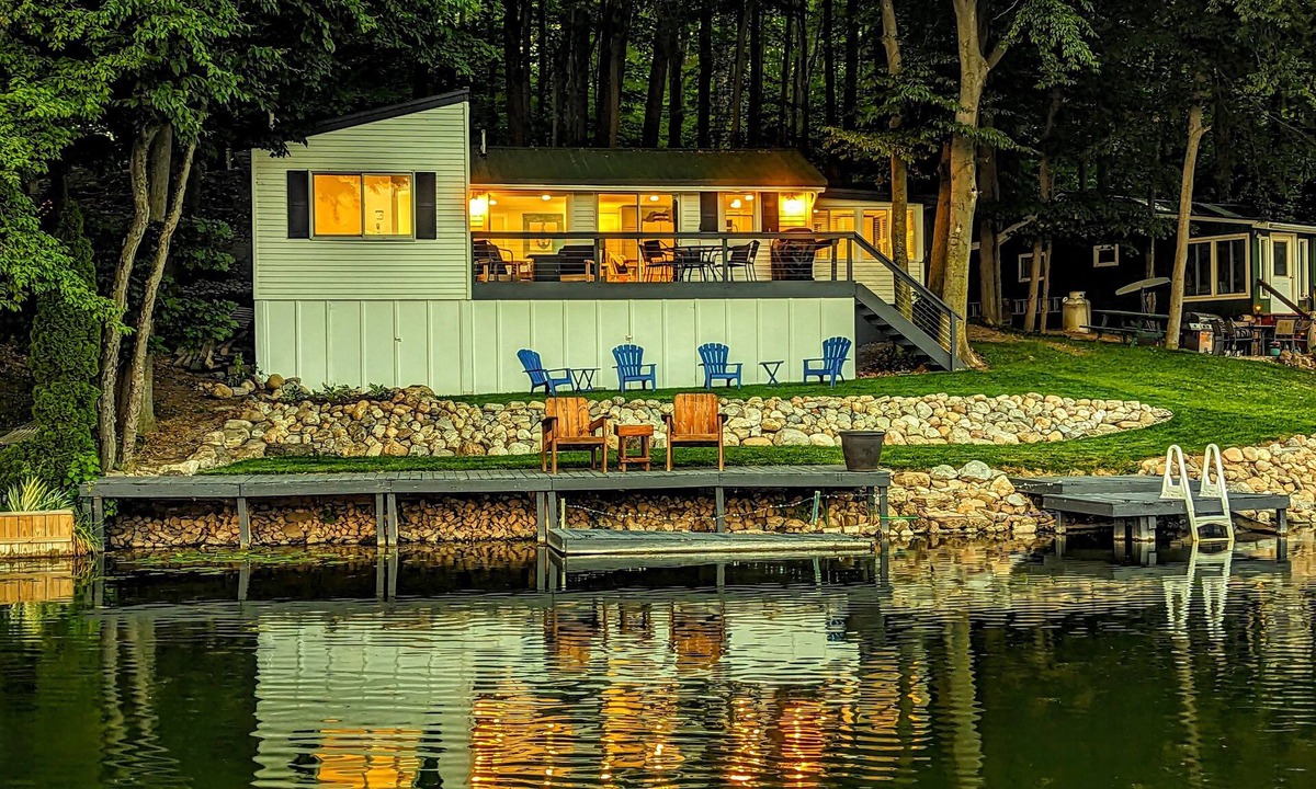 South Byron Cottage | Hidden gem on a private lake - serene, senic and superb!