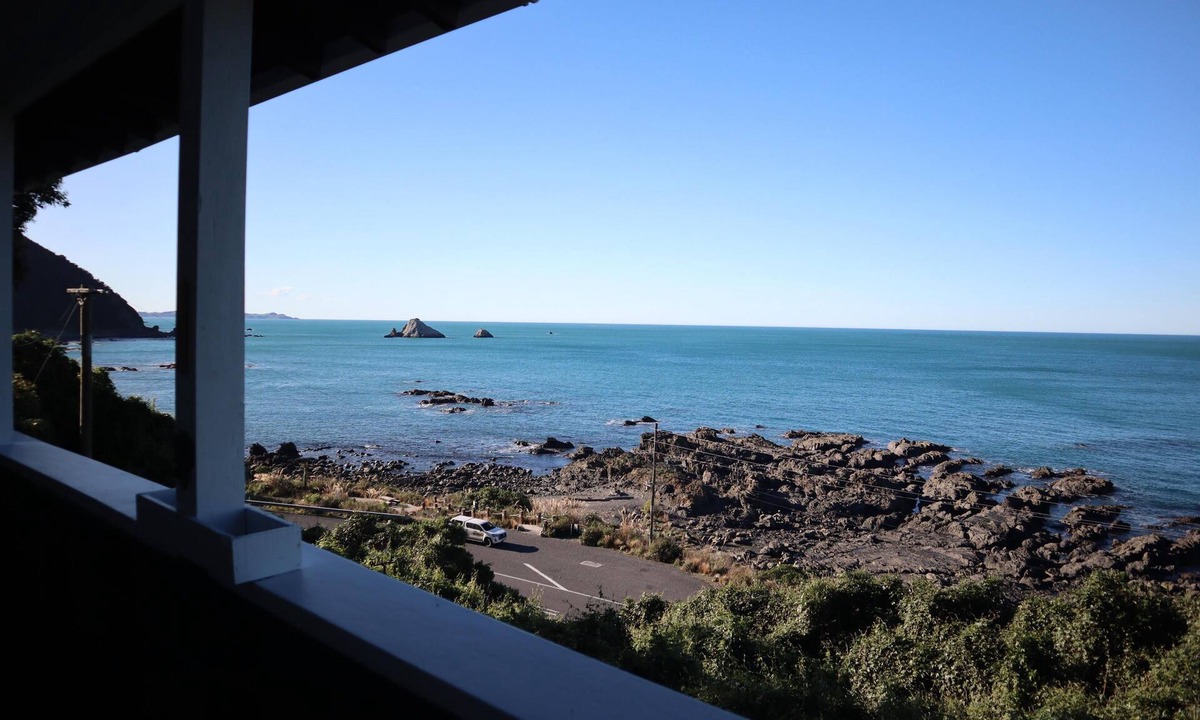 Kaikoura House | Hidden Gem - Seclusion, History and Watch the Dolphins