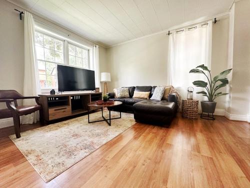 Walkerville House | Hidden Gem Steps From River, Restos, Cafés, Parks