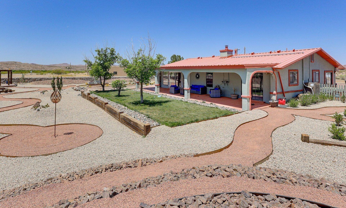 Radium Springs House | Hidden gem walking distance to State Park