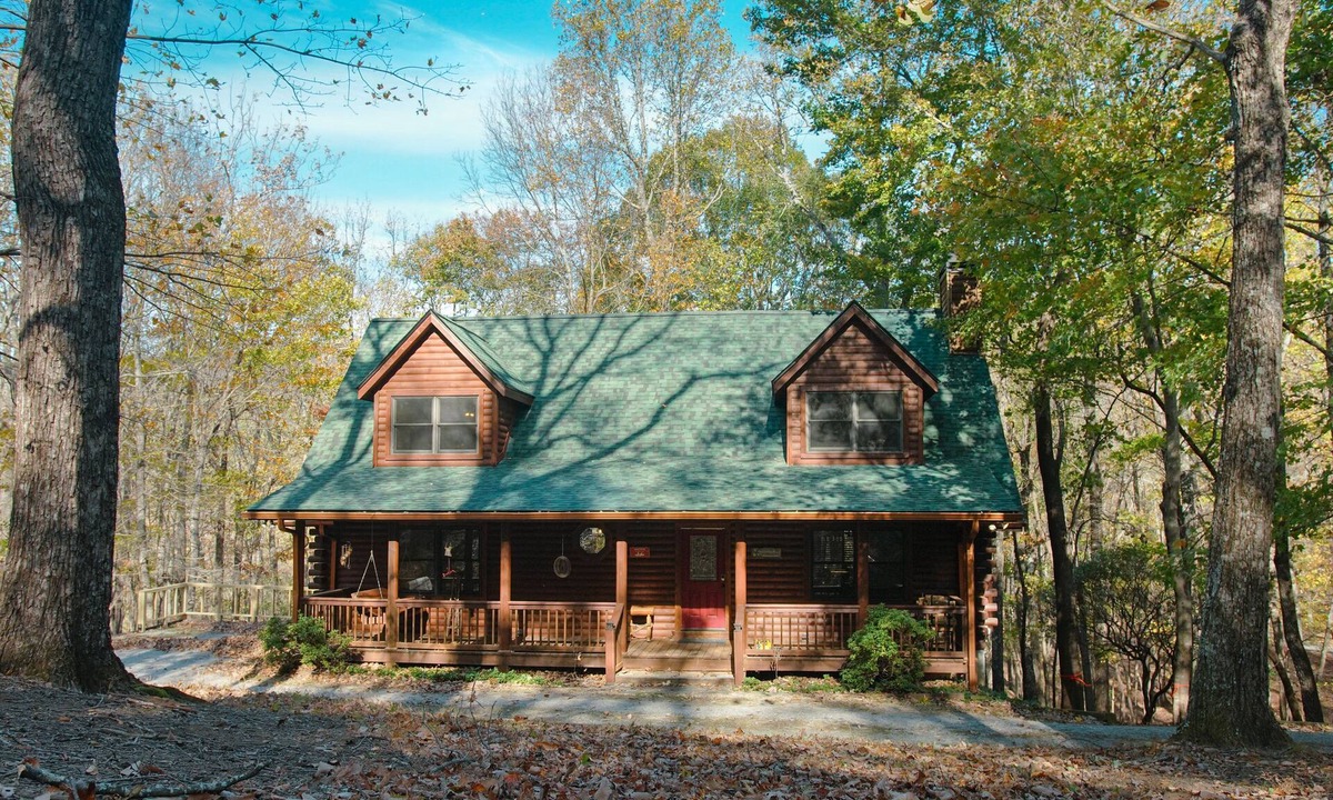 Tate Cabin | Hidden Honey Hole Cabin: 4 BEDROOM, POOLS, TENNIS/PICKLEBALL, HIKING, LAKE AREA
