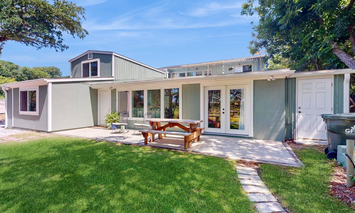 Atlantic Beach Cottage | Hidden in the Oaks: Dog-friendly, close to beach and local attractions!