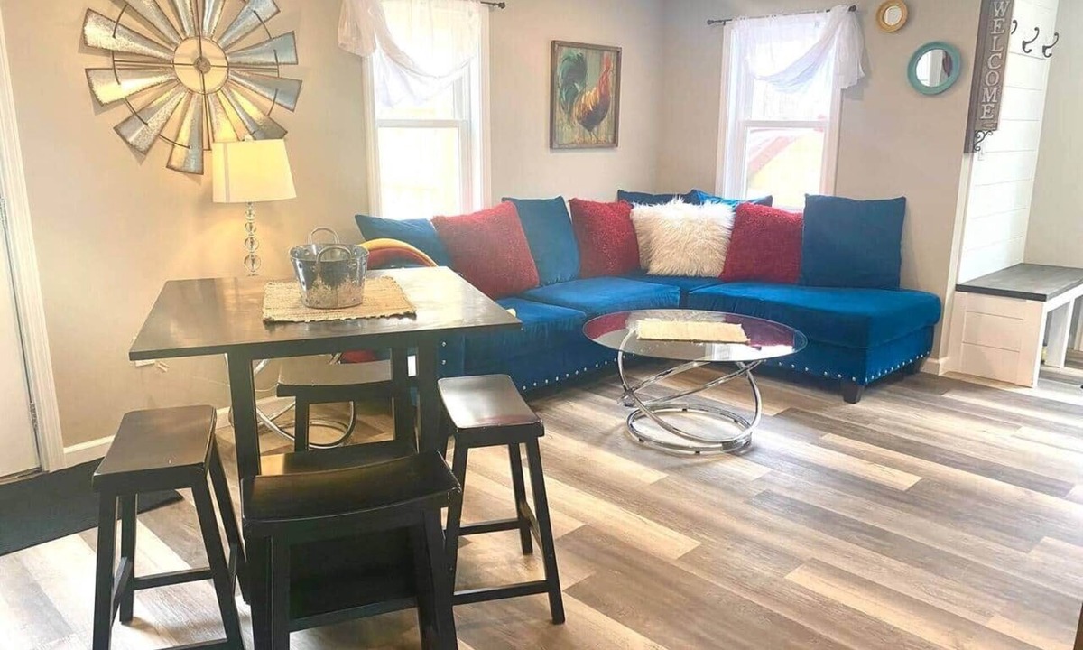 Birch Run Township Cabin | Hidden Oaks Cabin Resort | Farmhouse | Unit 5