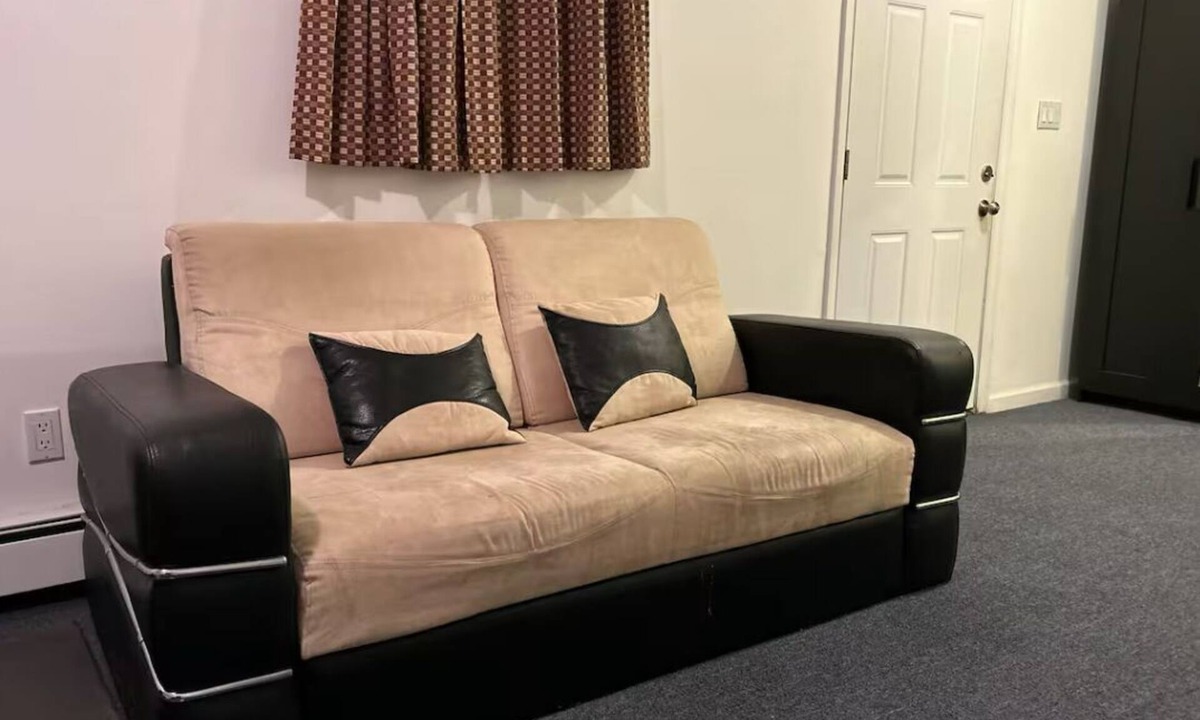 Levittown Apartment | Hideaway and Quiet 1B1B with private entrance room in a house