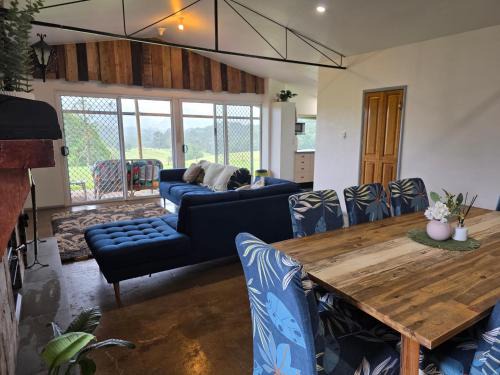 Ravenshoe House | Hideaway Falls Rustic Farm House