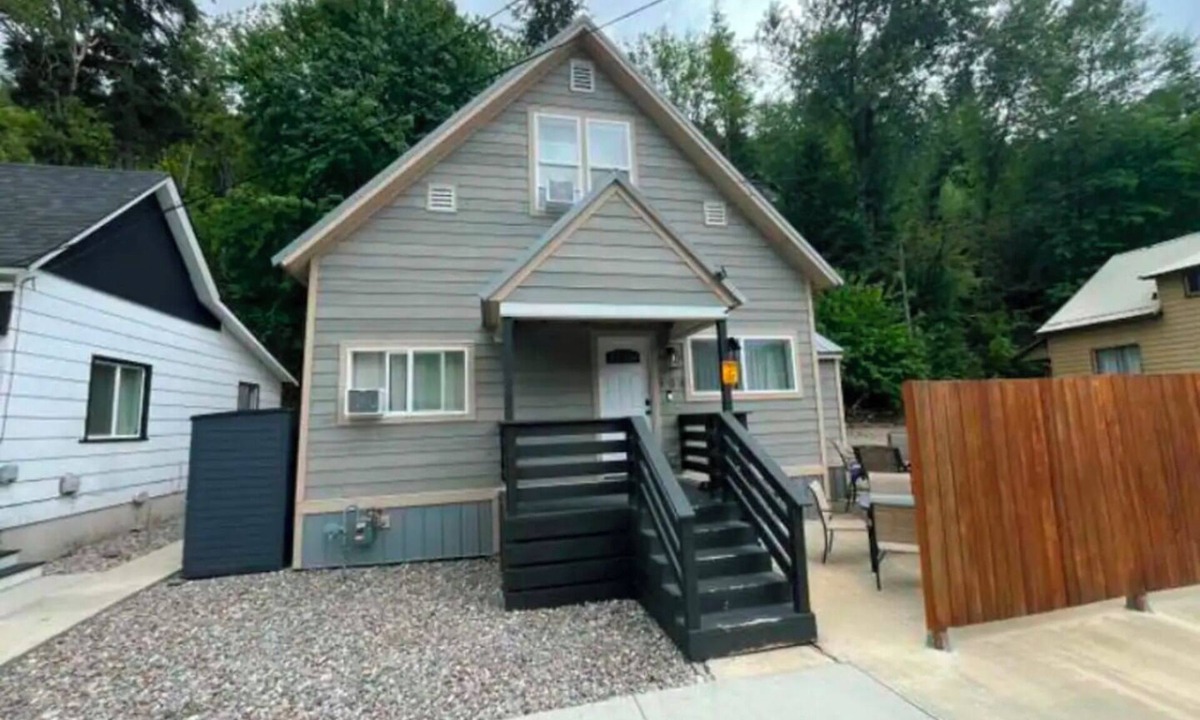 Wallace House | Hideaway Haven- In town 5 bedroom Snowy Mountain Chalet in Charming Wallace