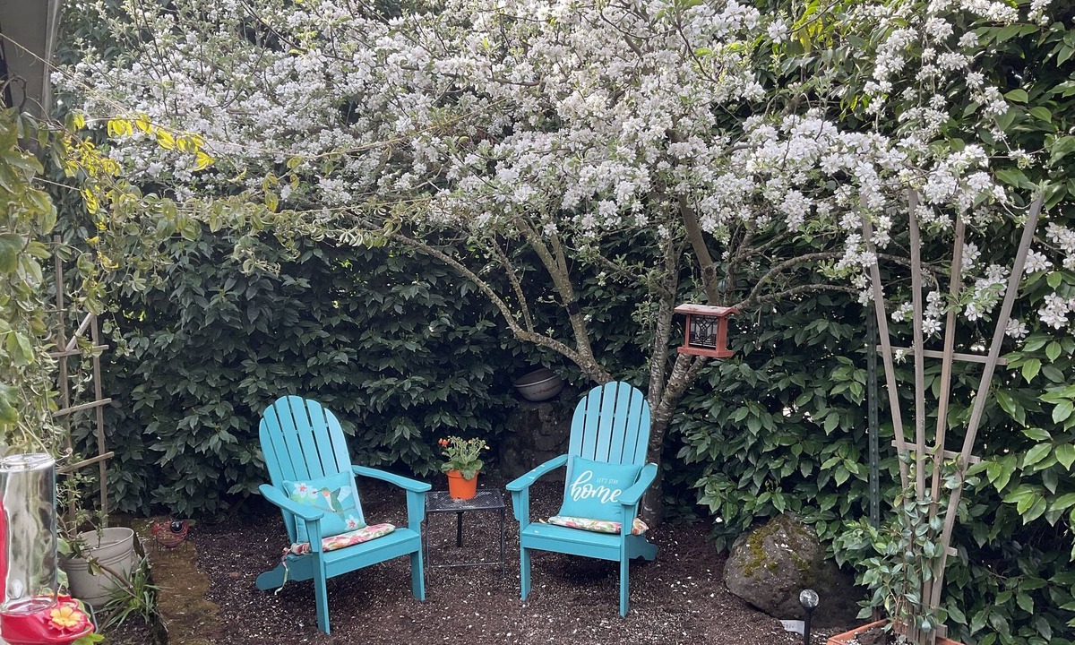 Western Cottage | Hideaway Hedge Guest Suite - 8 Min from U of O & Downtown - 20 from the airport