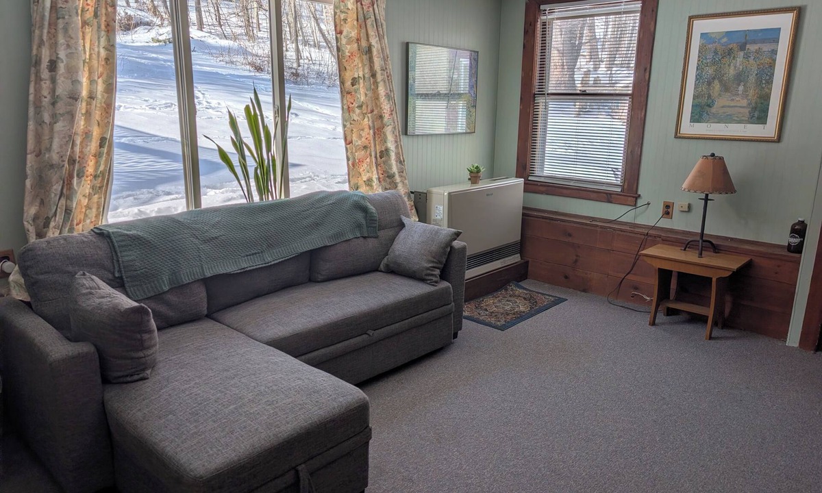 Bristol Apartment | Hideaway on the Hill! Private 2 bedroom apartment with full accommodations!