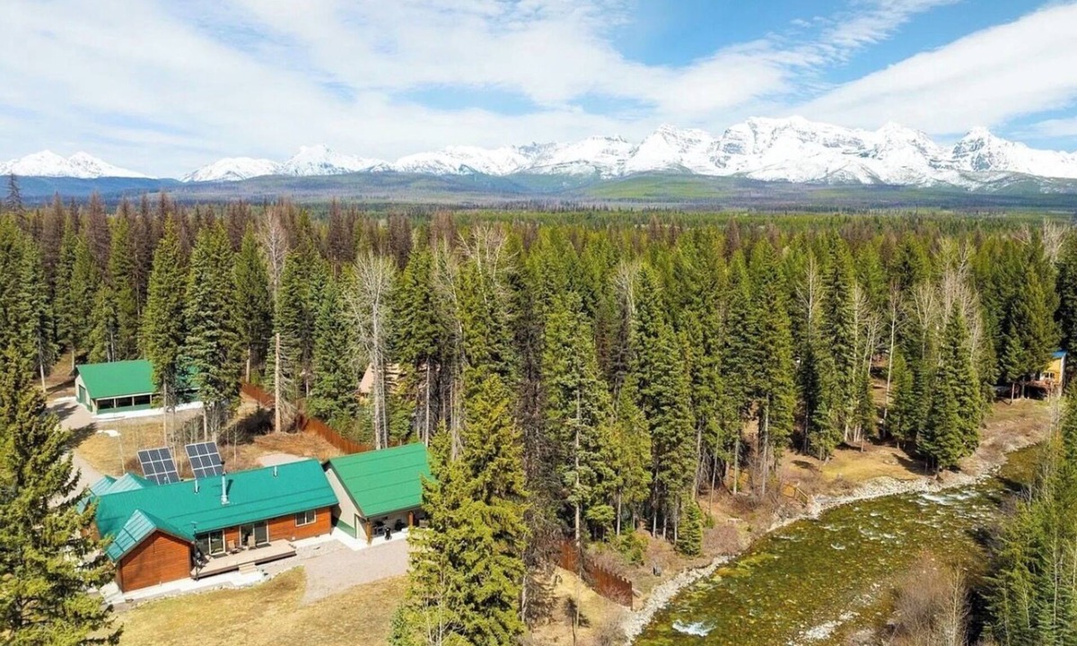 Polebridge House | Hideaway & Stargaze in the Montana Pines - Cozy 2BR Cabin on Creek near Glacier