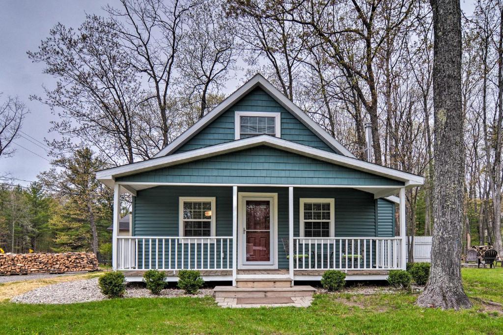 Higgins Lake House | Higgins Lake Area Cabin with Fire Pit and Yard!