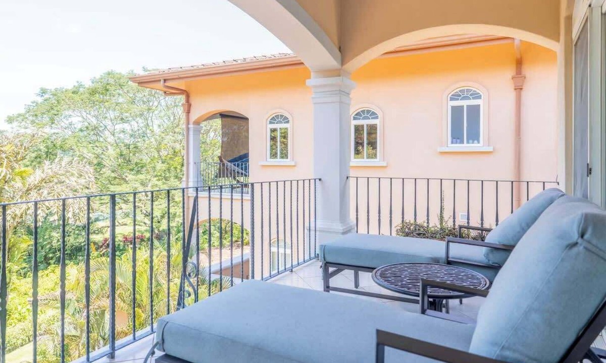 Herradura Apartment | High-Ceiling Condo Nestled in Treetops @Los Sueños