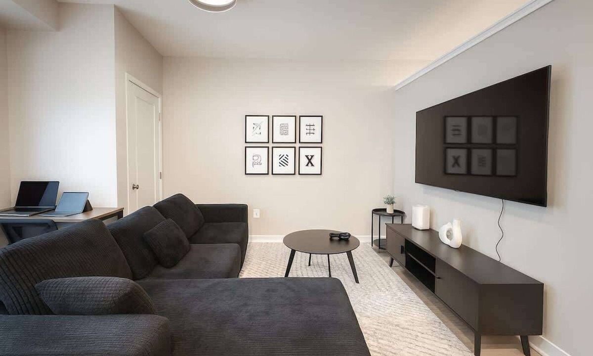 Uptown Apartment | High-End 1BR Uptown Apartment Near Downtown MPLS