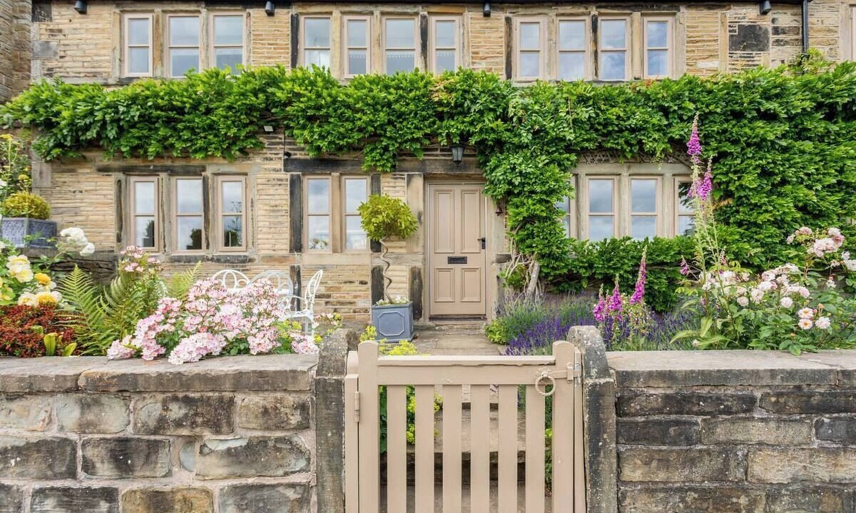 Honley Cottage | High-end 4-bedroom countryside retreat | Sleeps 8 | Elegant Yorkshire escape