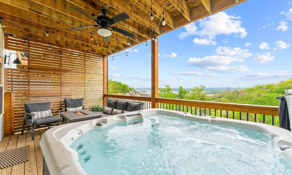 Table Rock House | High-End Modern Retreat-Peaceful Water Views-Pvt Hot Tub-Dog-Friendly-Cmty Pools-Free Tickets